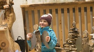 Kind mit Kunsthandwerk Engel aus Holz