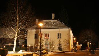 Winteransicht des Mozarthaus Sankt Gilgen bei Nacht