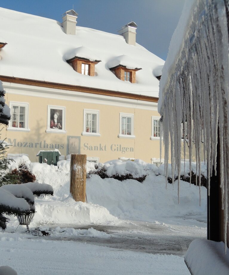 Winteransicht des Mozarthaus Sankt Gilgen