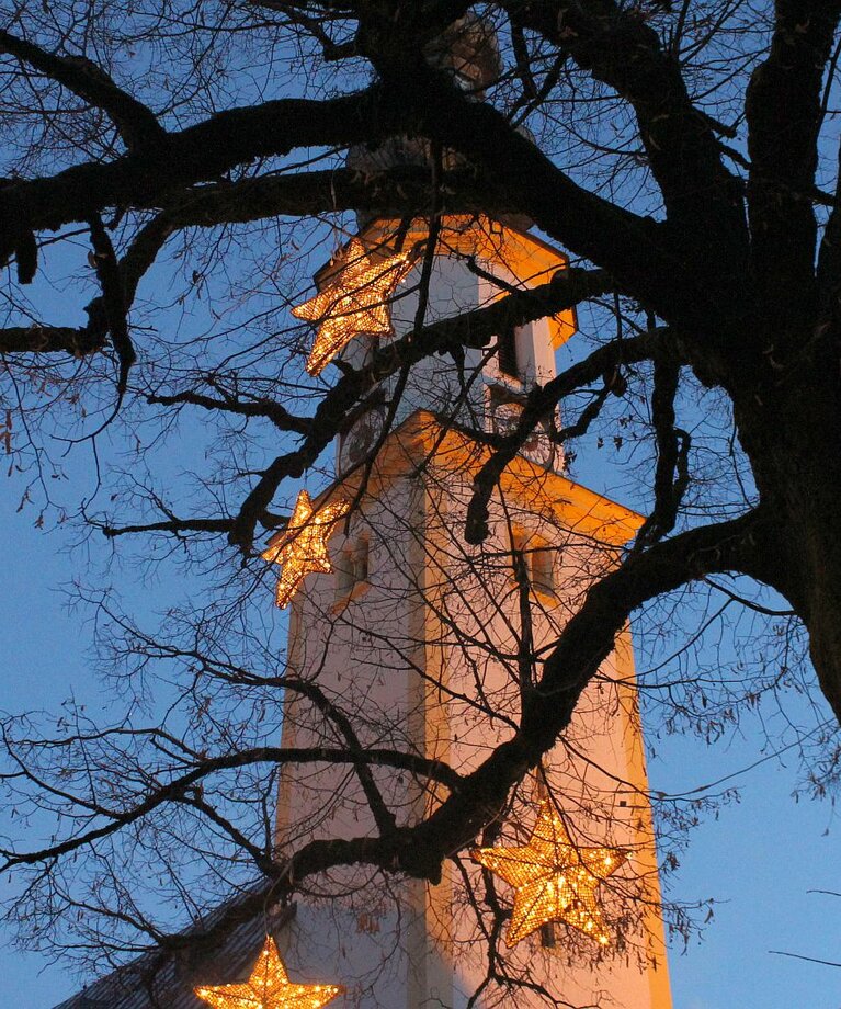 Blick auf den Kirchturm beim Advent in St. Gilgen