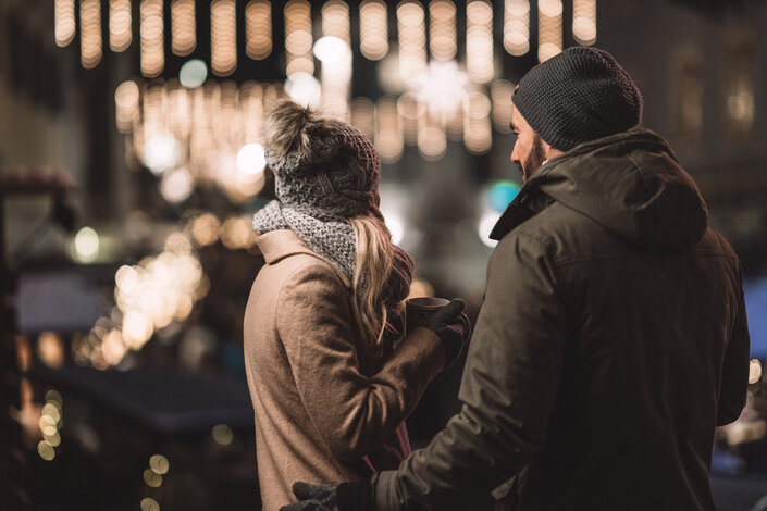 Paar beim Adventmarkt in St. Wolfgang | © Robert Maybach