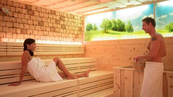 Wellnessalm Paar in Sauna | © Leopoldhof